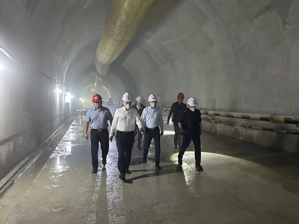 中國科學(xué)院工程熱物理研究所所長陳海生一行考察調(diào)研信陽300MW先進(jìn)壓縮空氣儲能項(xiàng)目